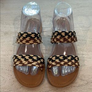 Universal Thread Tan and Black Sandals. Excellent Condition. Size 7.